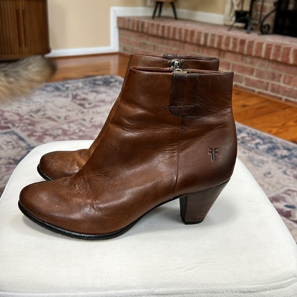 FRYE Phoebe Bootie Women's Side Zipper, Brown Leather Ankle Boot - Picture 4 of 7